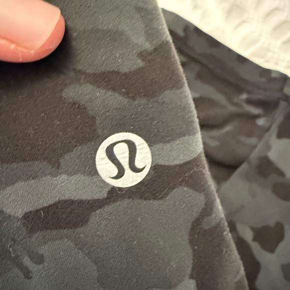 Green and Black Camo Align 21” Crop Leggings Size 4 - Picture 4 of 6